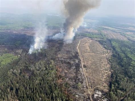 Fort St. John, B.C., rescinds evacuation alert as wildfire advance is paused